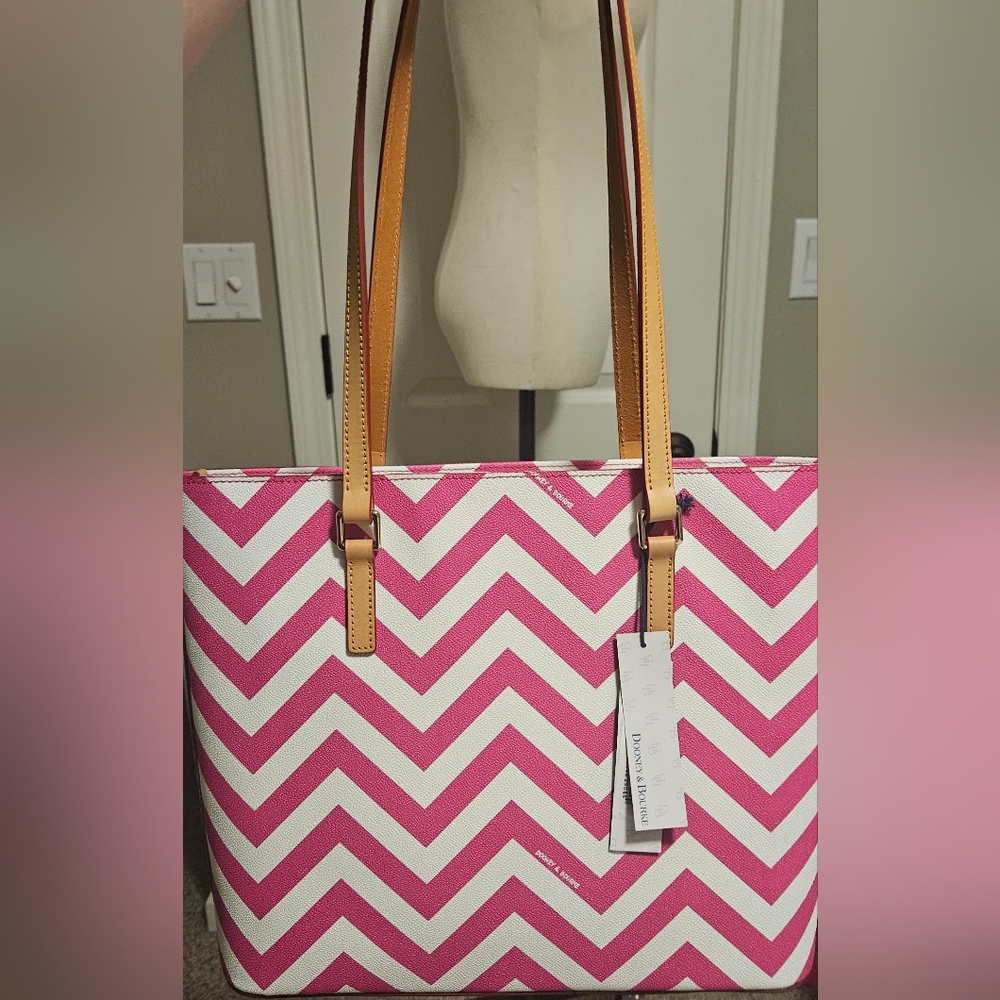 NWT Dooney & Bourke Large Shopper Tote W/ Zipper Closure: Fuchsia/White Chevron - Picture 6 of 11